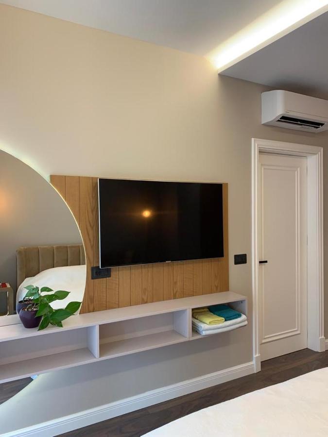 Central Deluxe Apartment ティラナ エクステリア 写真